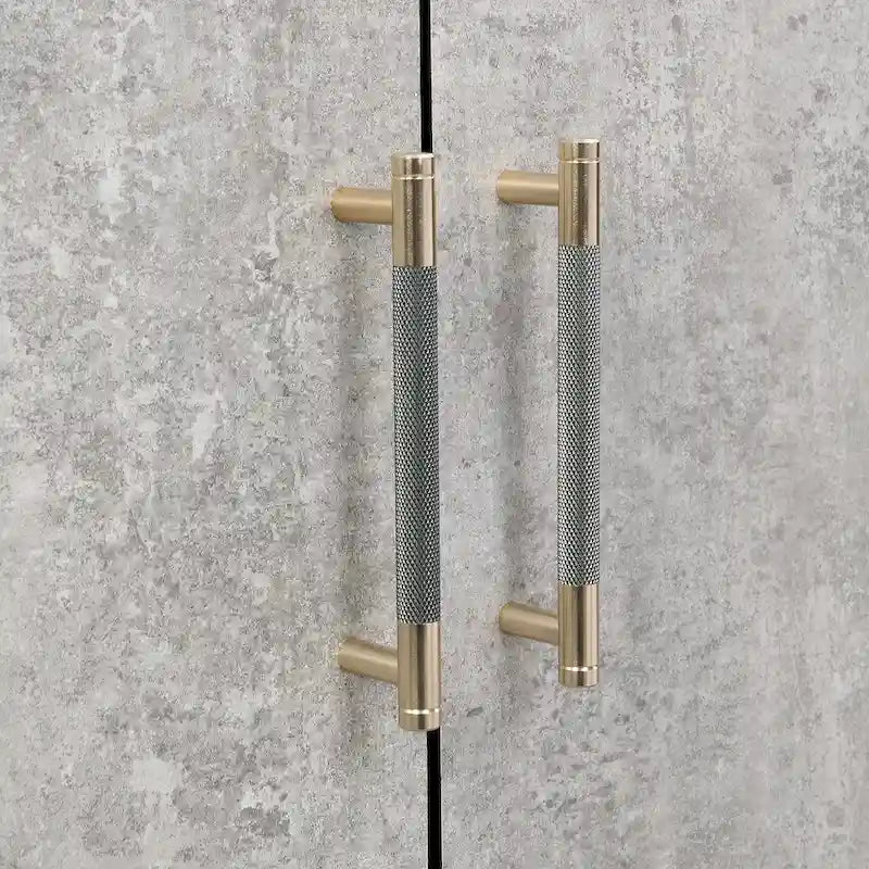 Besondere Merkmale eines Sideboards mit vier Türen, Metall- und Kreuzbein-Design, geeignet für Wohnzimmer