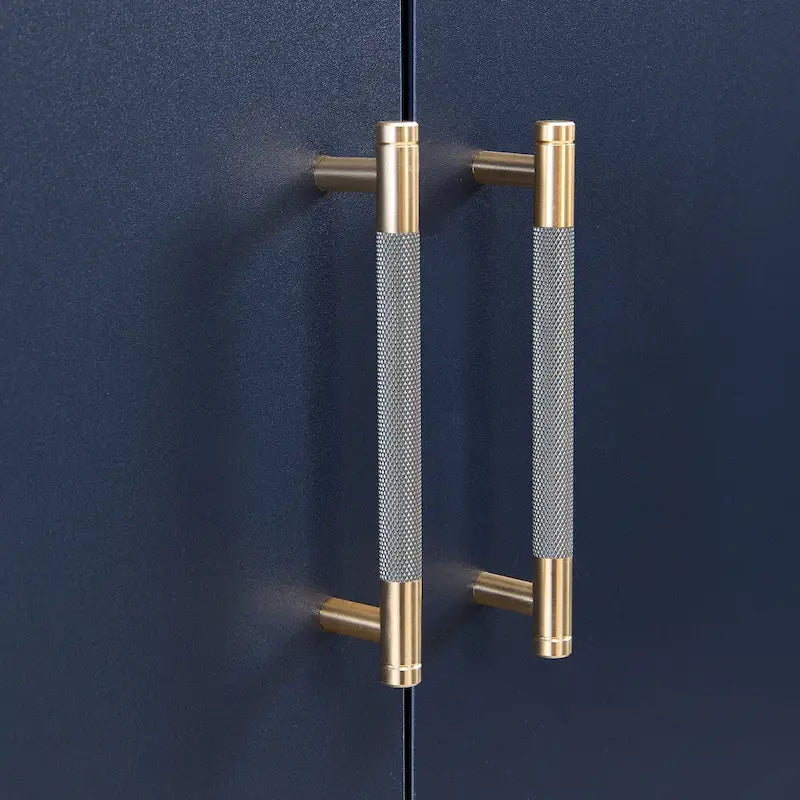 Besondere Merkmale eines Sideboards mit vier Türen, Metall- und Kreuzbein-Design, geeignet für Wohnzimmer